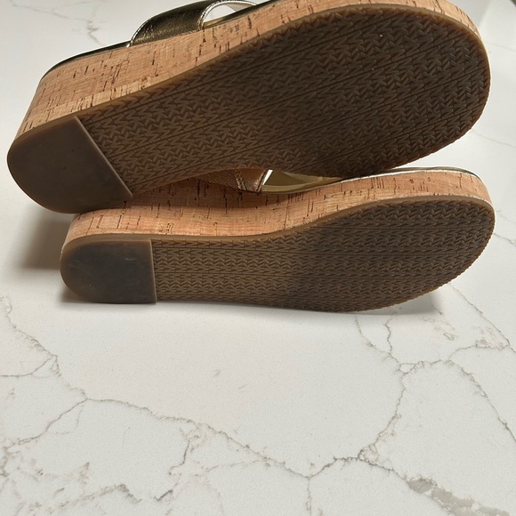 Michael Kors Metallic Gold Open Toe Wedge Sandals Size 8 - Picture 6 of 6